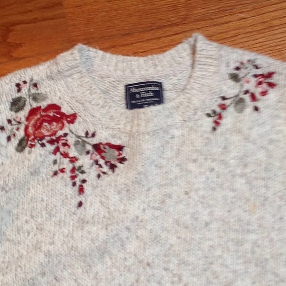 ABERCROMBIE GREY AND FLORAL EMBROIDERED crewneck SWEATER - Picture 2 of 5